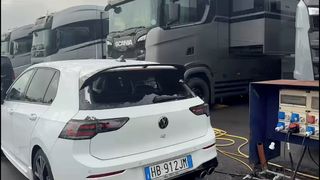 Francií a Itálií se prohnaly supercely. Obrovské kroupy ničily auta